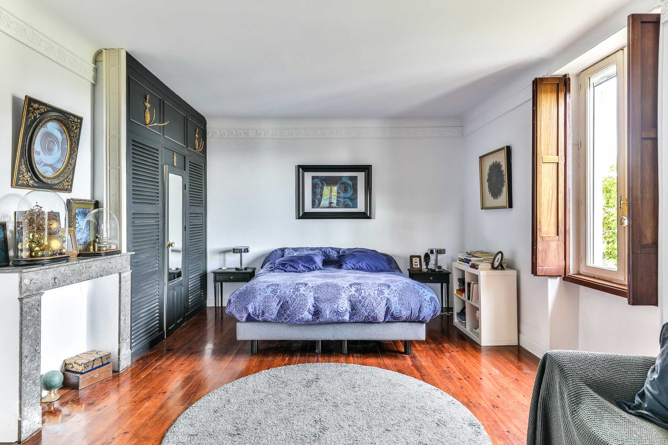 Chambre parentale mise en valeur pour la vente