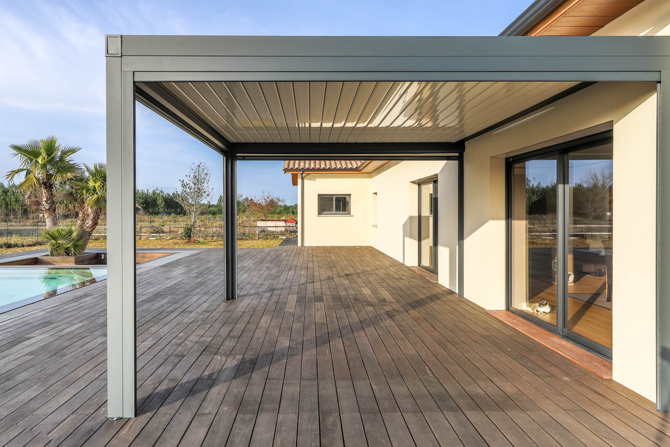 Façade d’une maison photographiée pour l’annonce d’une agence immobilière