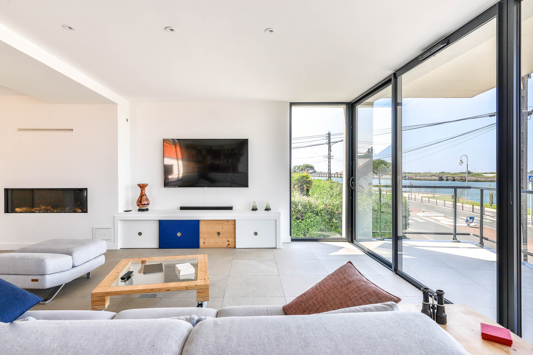 Séjour lumineux photographié par un photographe immobilier professionnel